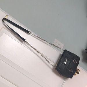 Guess cross body bag. Embossed vegan leather.